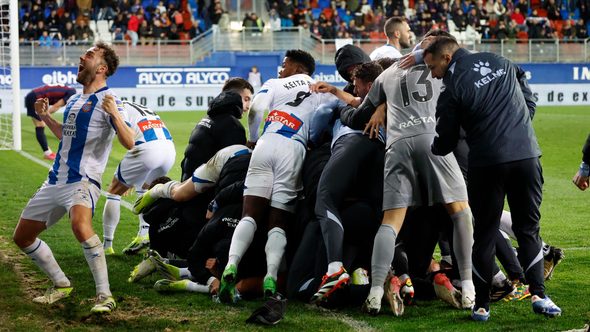 Eibar Espanyol remuntada i celebració gol de Lazo