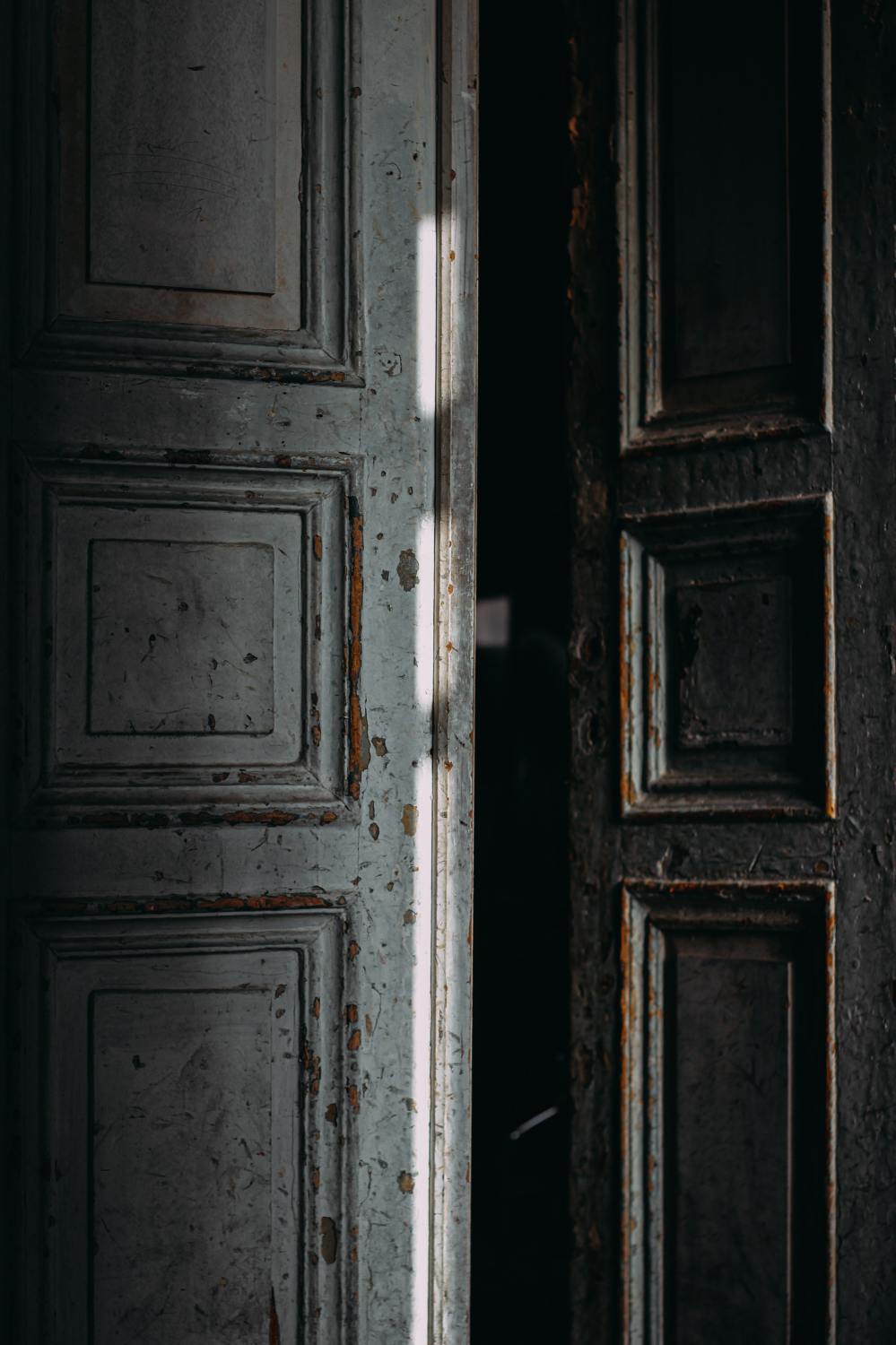 Photo by YEŞ from Pexels
Shabby doors